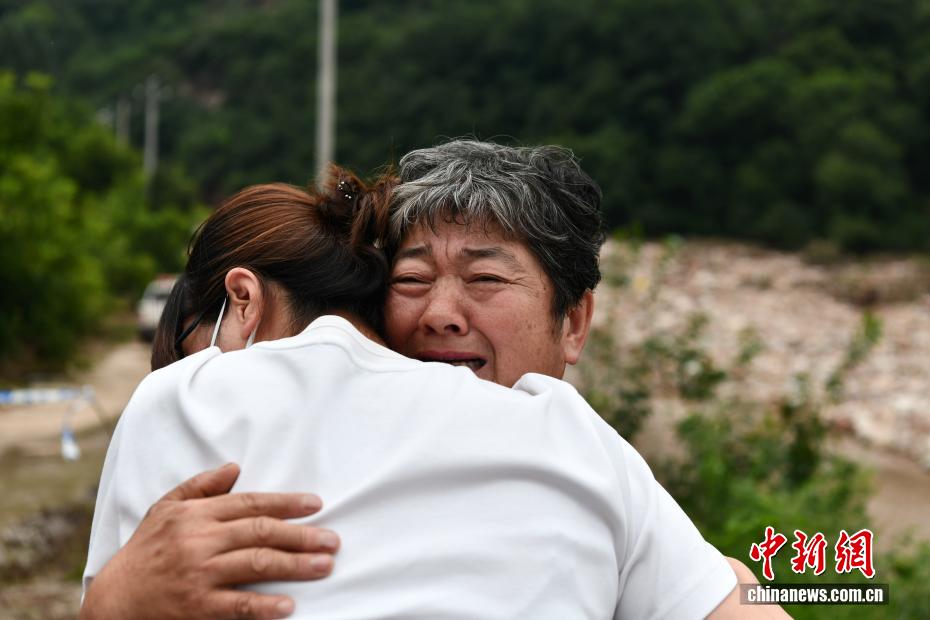 直击承德六道河镇救援现场：道路抢通中 多方力量转移受灾村民