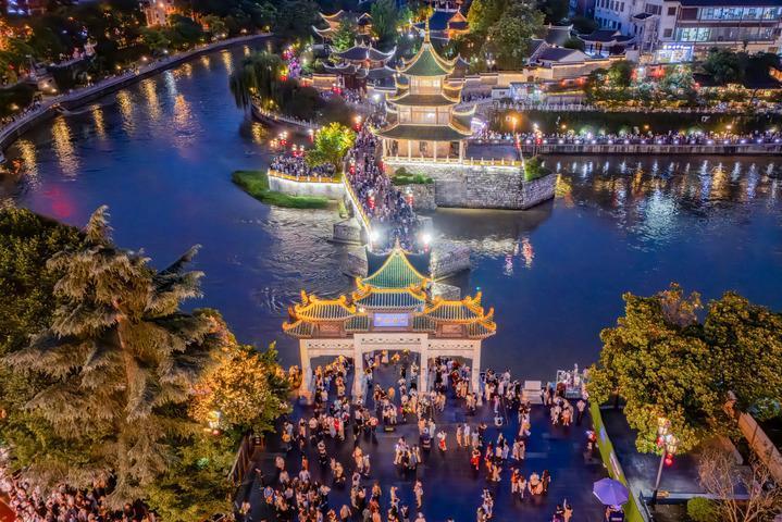 人气旺 文旅热 消费兴——中国暑期经济“热”力四射