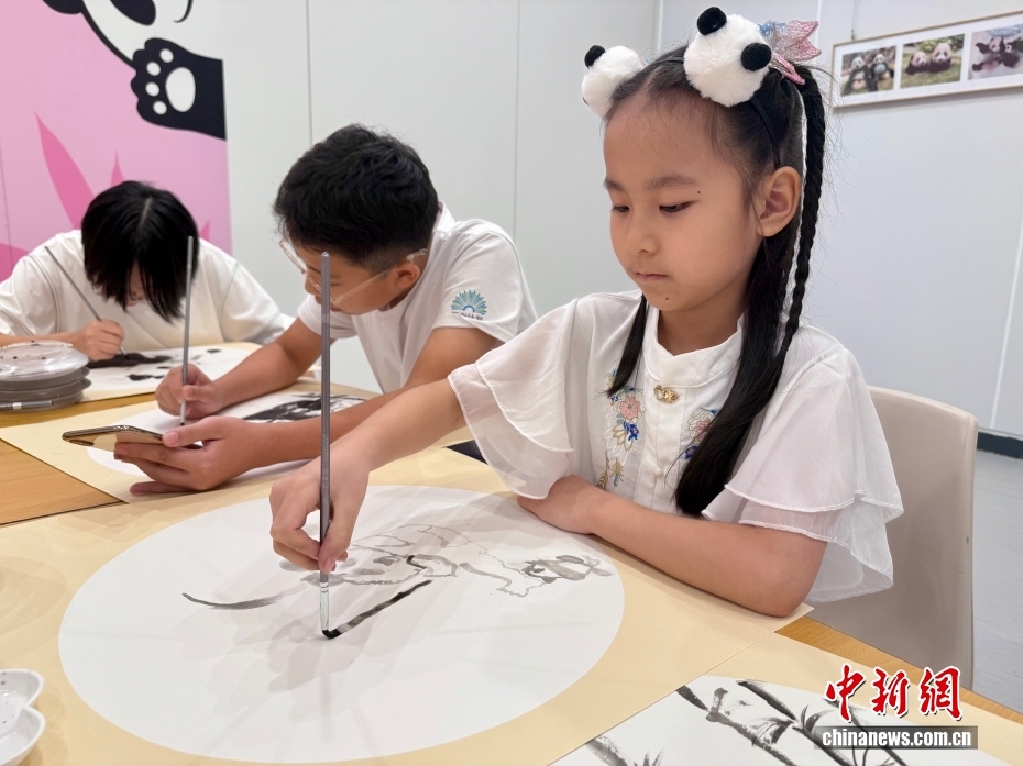 香港举办大熊猫主题艺术展庆祝香港回归祖国28周年