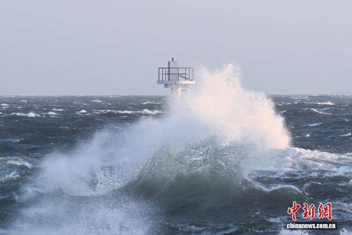 浙江东极岛：东海大风掀起海岛巨浪
