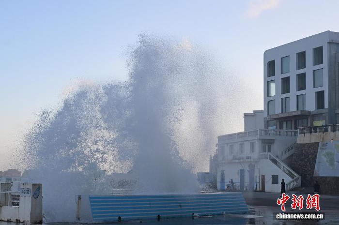 浙江东极岛：东海大风掀起海岛巨浪