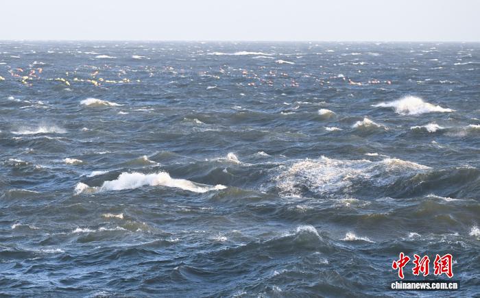 浙江东极岛：东海大风掀起海岛巨浪