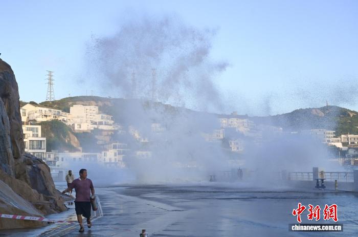 浙江东极岛：东海大风掀起海岛巨浪