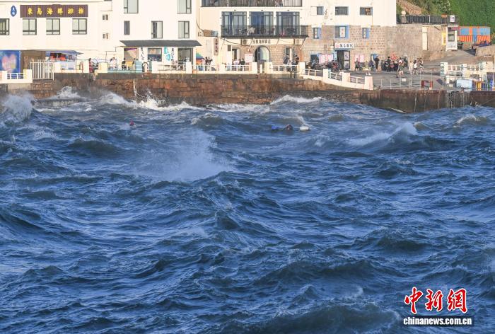 浙江东极岛：东海大风掀起海岛巨浪