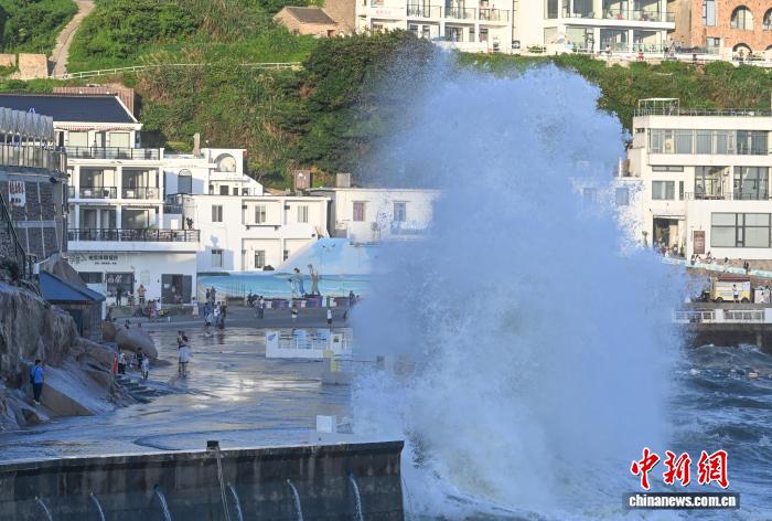 浙江东极岛：东海大风掀起海岛巨浪