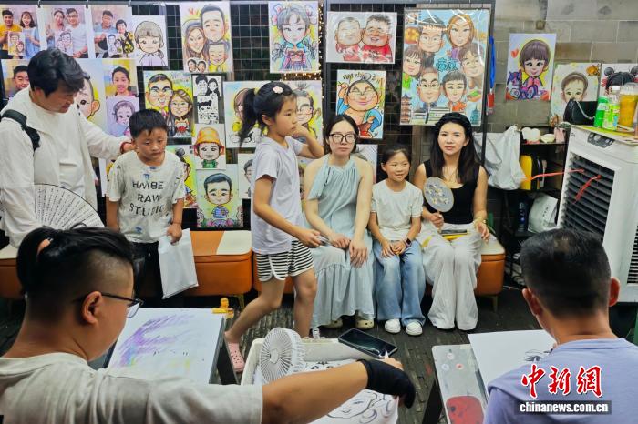 南京城南老街入夜人气旺