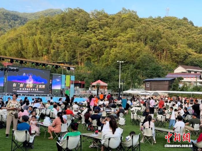 （走进中国乡村）清凉秦岭藏商机 “熊猫经济”激活山水价值