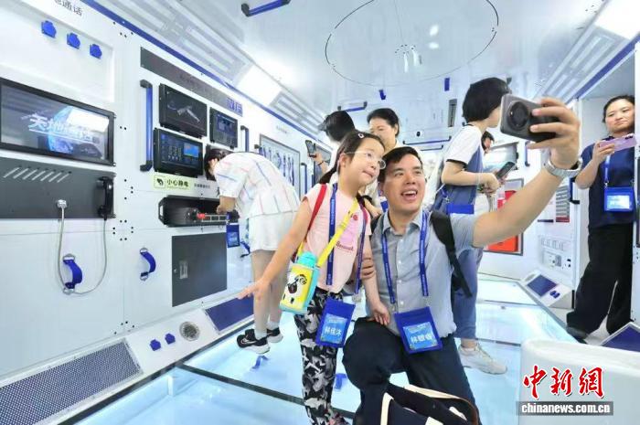 台胞家庭吉林开启“星辰之旅” 感受大陆多元魅力