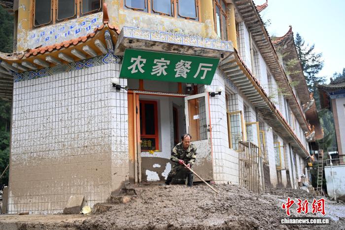 甘肃榆中山洪救援“爱的接力”：清淤洗路 从“心”开始