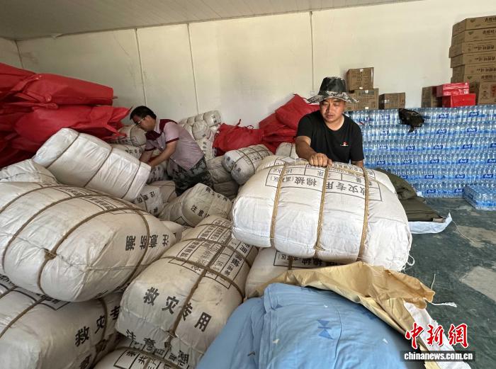 甘肃榆中山洪救援“爱的接力”：清淤洗路 从“心”开始