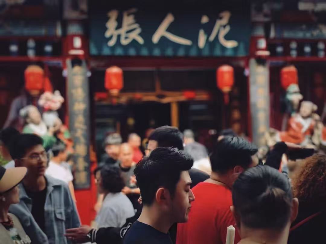 何以中国丨古今交融尽显魅力 老街新景再绽“繁花”