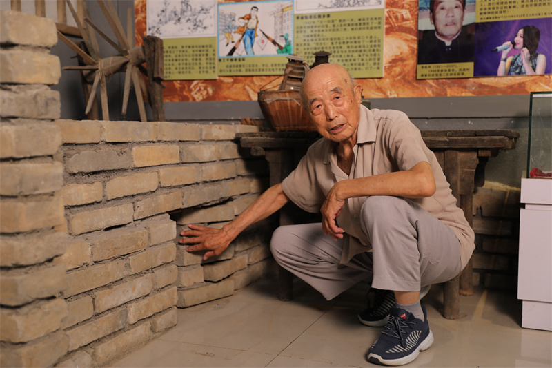 图3：7月2日，李智凛在李家小院，演示土炕下的地道口模型。.jpg