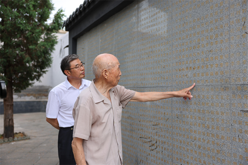 图4：7月2日，李智凛和儿子李洪波重访武强老县城的英灵烈士亭.jpg