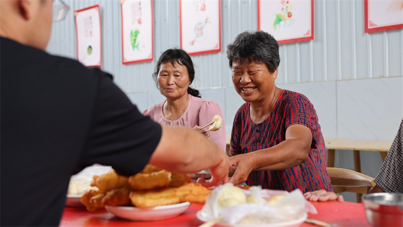 图7：7月2日早晨，林东村村民在本村的爱心食堂就餐.jpg