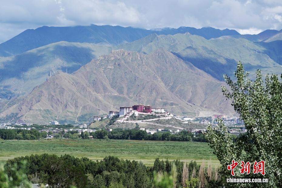 （辉煌60载 魅力新西藏）花木为笔，山湖成画 西藏的每一帧都是神仙壁纸