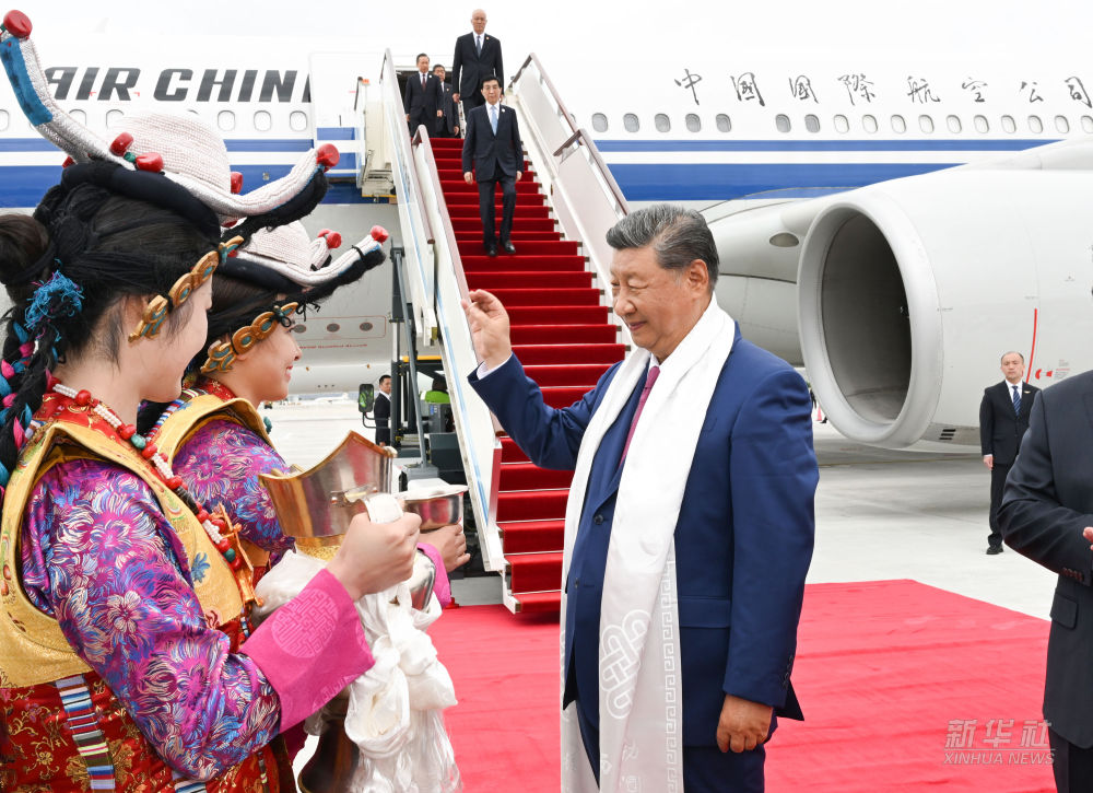 新华图讯丨习近平率中央代表团抵达拉萨出席西藏自治区成立60周年庆祝活动