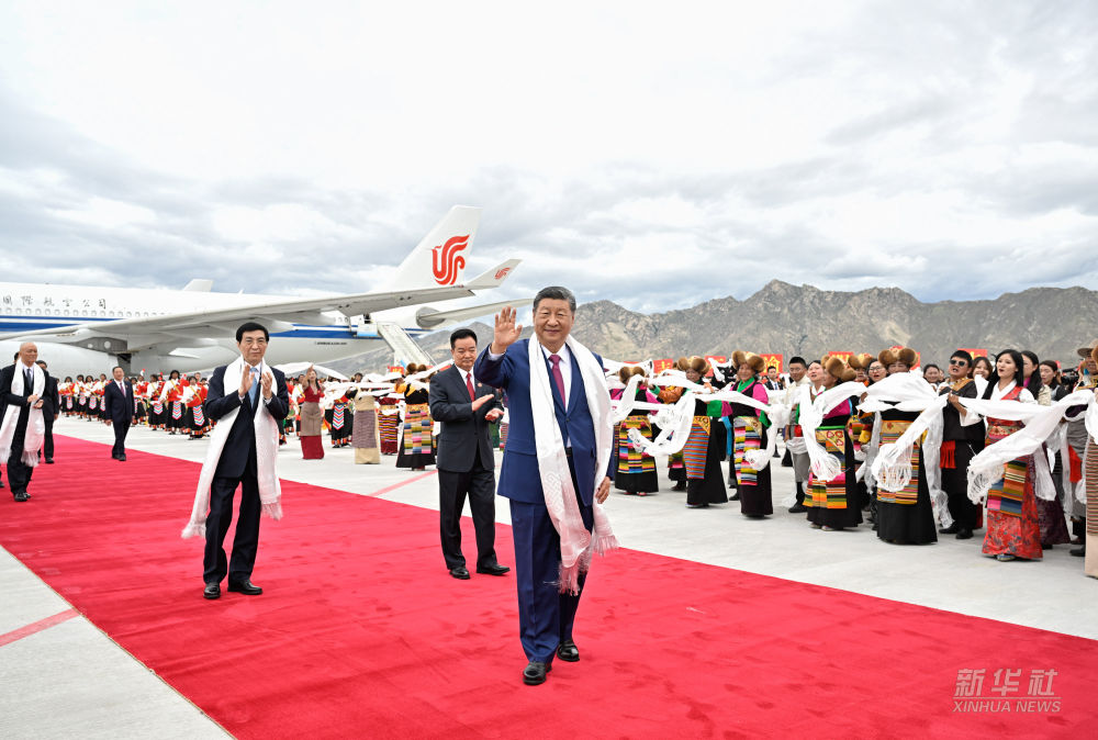新华图讯丨习近平率中央代表团抵达拉萨出席西藏自治区成立60周年庆祝活动