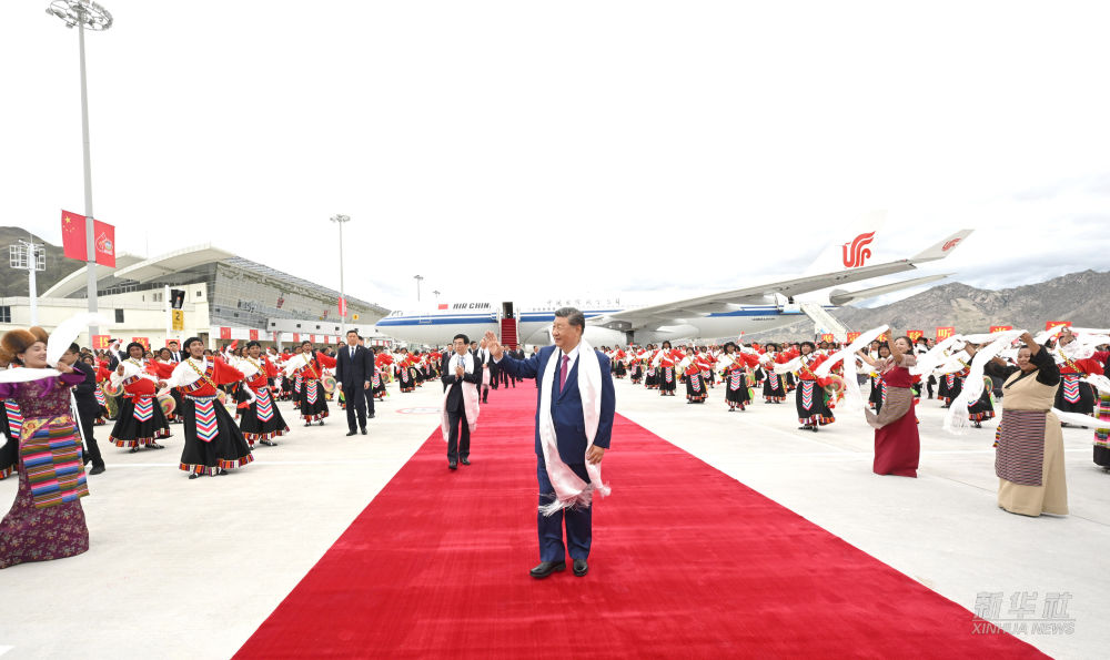 新华图讯丨习近平率中央代表团抵达拉萨出席西藏自治区成立60周年庆祝活动
