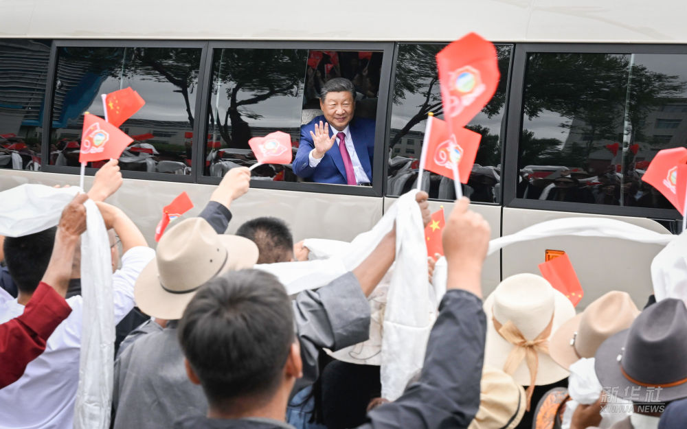 新华图讯丨习近平率中央代表团抵达拉萨出席西藏自治区成立60周年庆祝活动