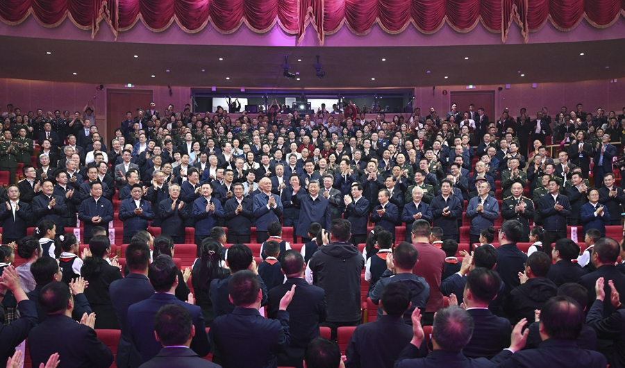 习近平观看庆祝西藏自治区成立60周年文艺晚会《雪域欢歌》