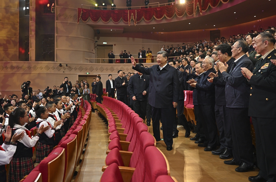 习近平观看庆祝西藏自治区成立60周年文艺晚会《雪域欢歌》