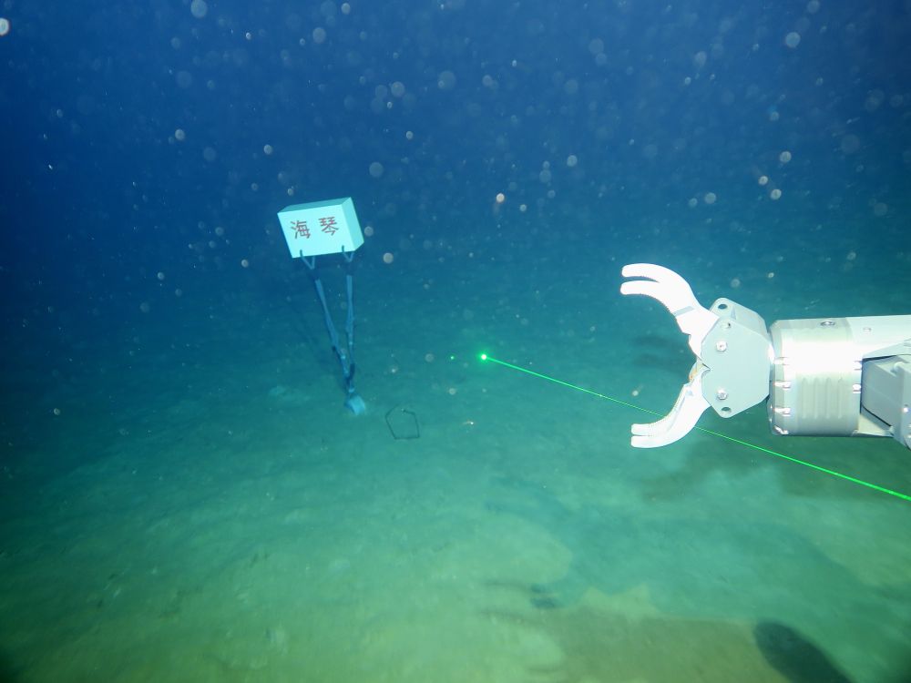 我国自主研制的6000米级深海无人遥控潜水器“海琴”号在南海成功海试