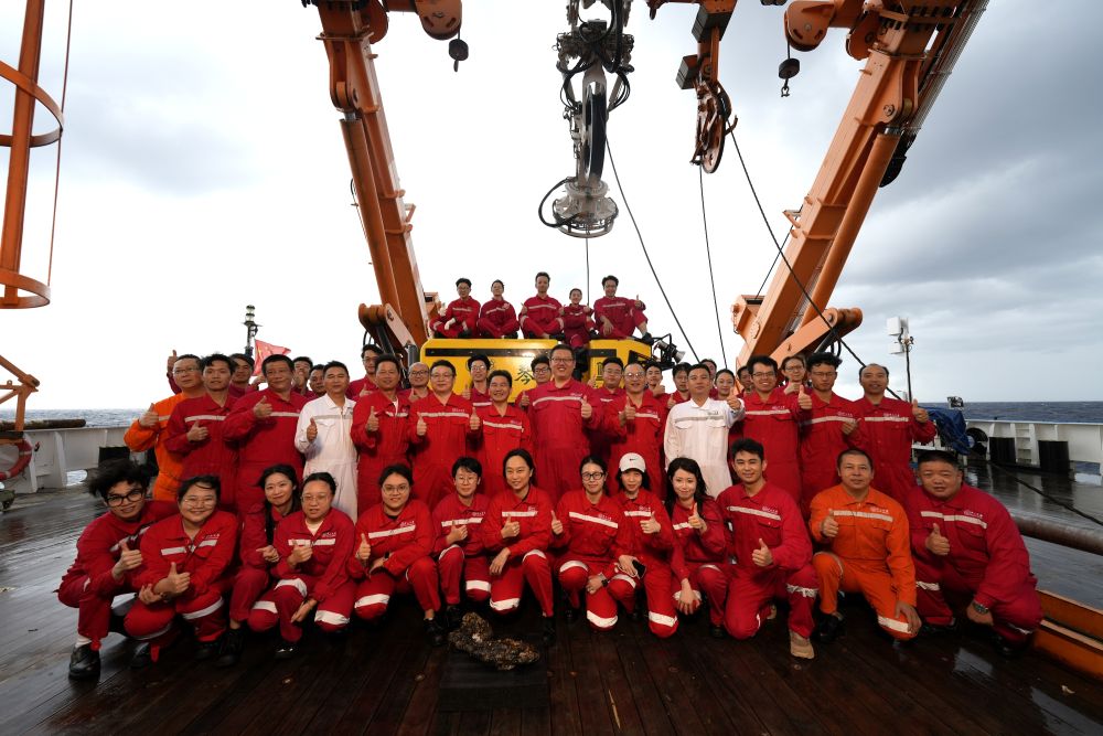 我国自主研制的6000米级深海无人遥控潜水器“海琴”号在南海成功海试