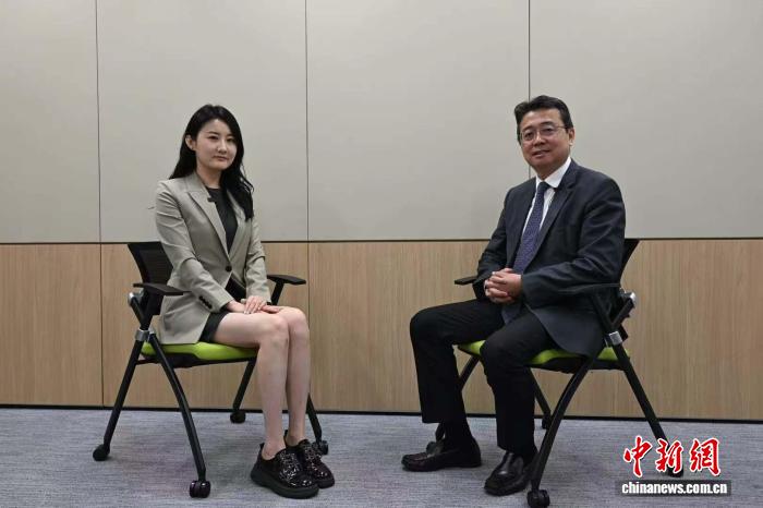 让香港抗战史不再“消失”——刘智鹏的20年抗战史寻踪