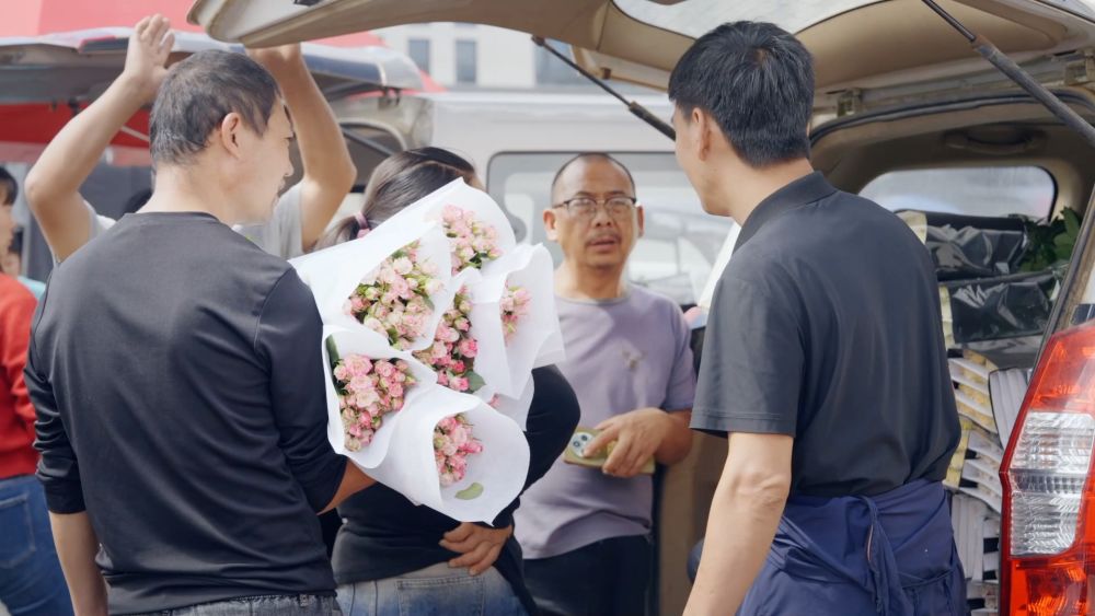 美丽遇甜蜜 消费“别样红”——云南鲜切花七夕节前市场一线观察