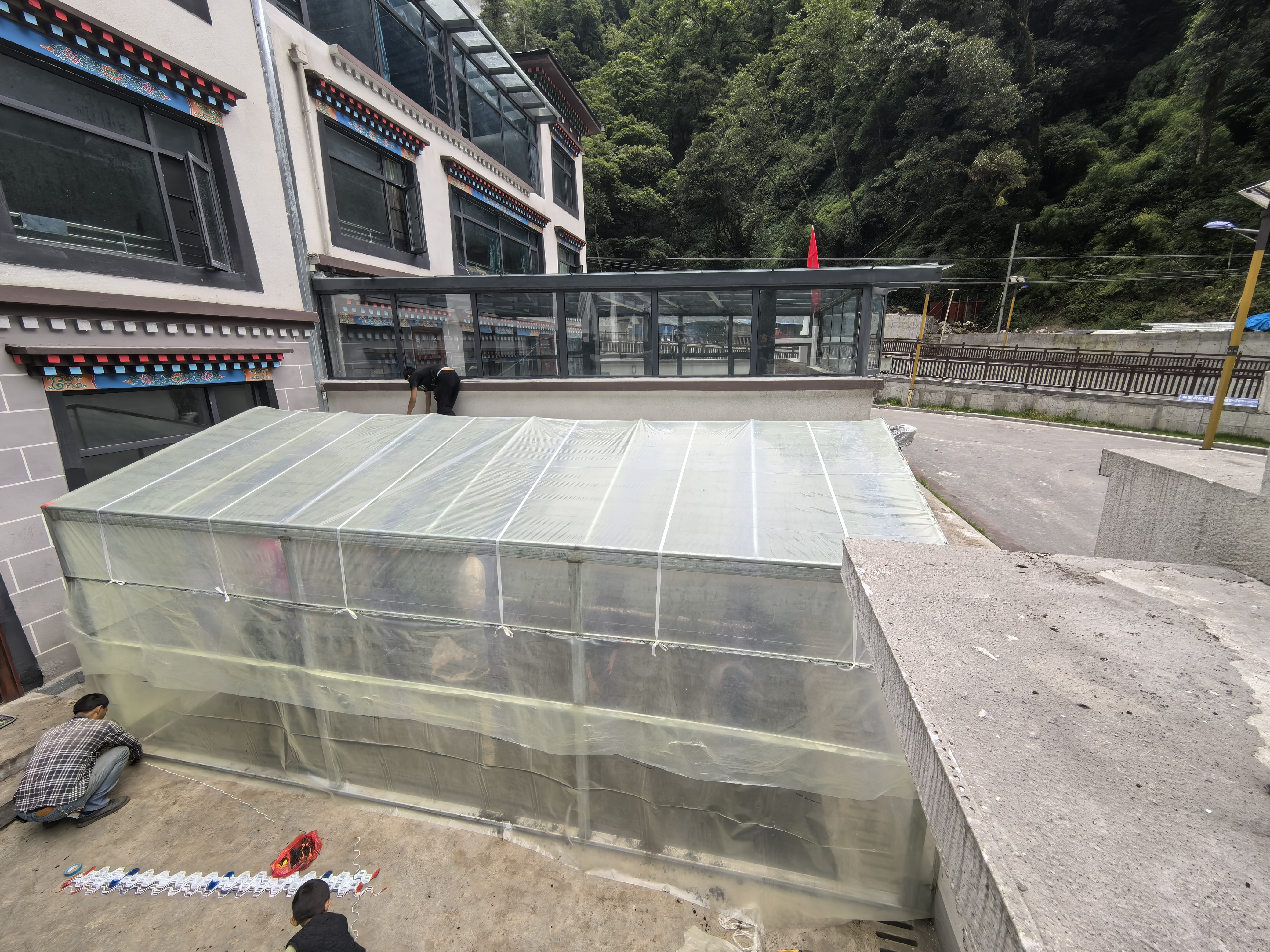 专家走进洛扎手把手教牧民种出第一茬新鲜蔬菜