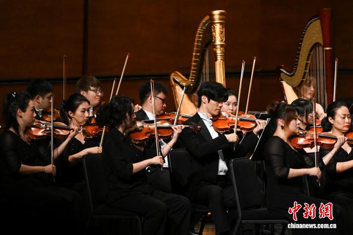 重庆举行纪念抗战胜利80周年交响音乐会