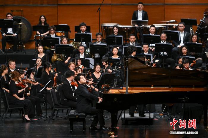 重庆举行纪念抗战胜利80周年交响音乐会