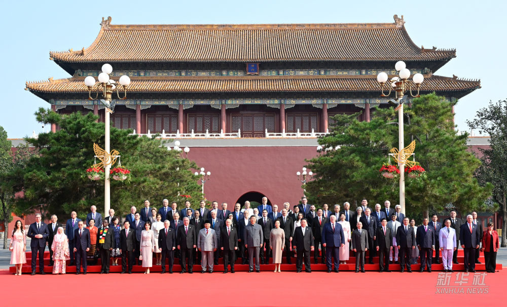 习近平和彭丽媛迎接外方代表团团长及其配偶