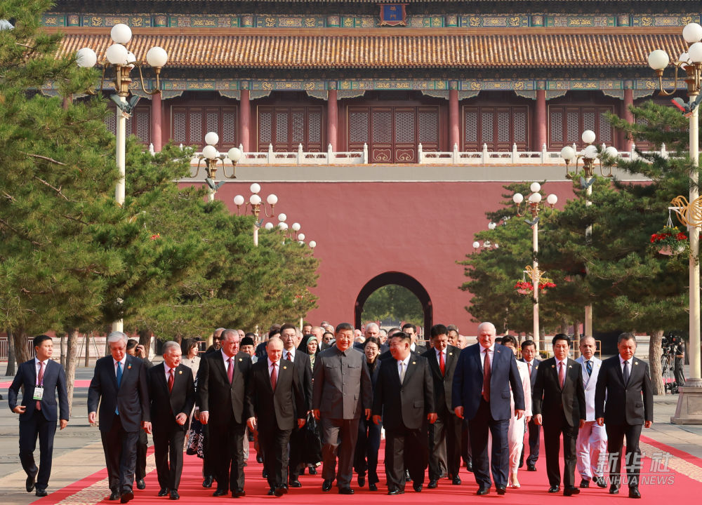 习近平和彭丽媛迎接外方代表团团长及其配偶