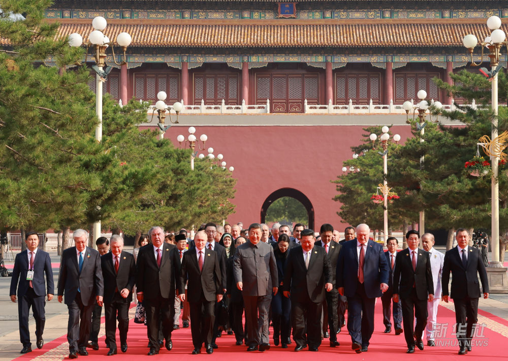 习近平和彭丽媛迎接外方代表团团长及其配偶