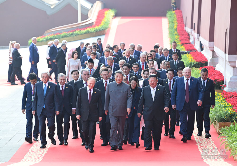 习近平和彭丽媛迎接外方代表团团长及其配偶