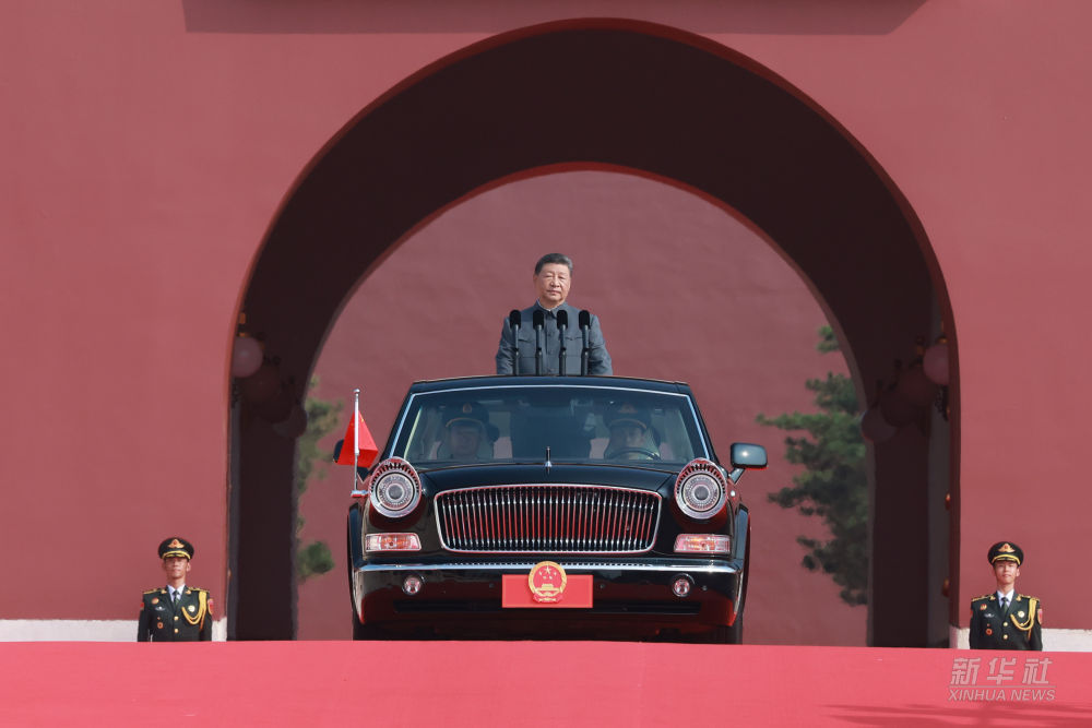 新华图讯丨习近平乘检阅车经过金水桥驶上长安街