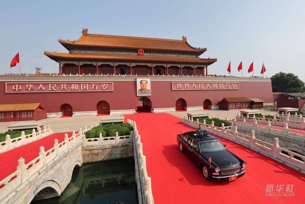 新华图讯丨习近平乘检阅车经过金水桥驶上长安街