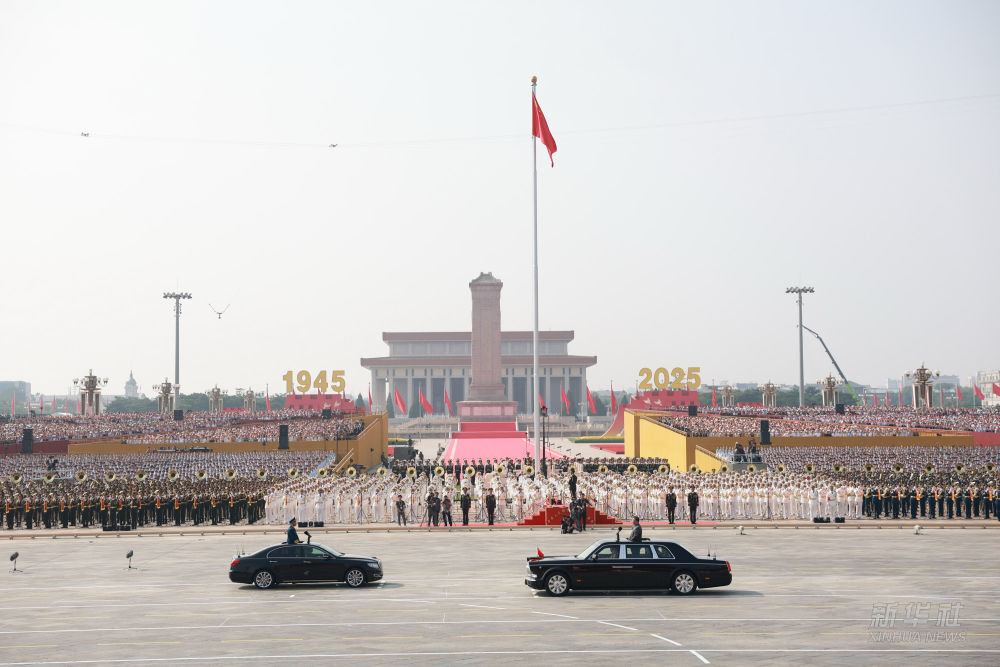 新华图讯丨习近平乘检阅车经过金水桥驶上长安街