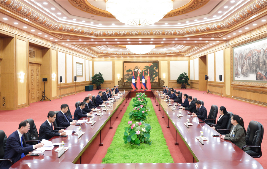 习近平会见老挝人民革命党中央总书记、国家主席通伦