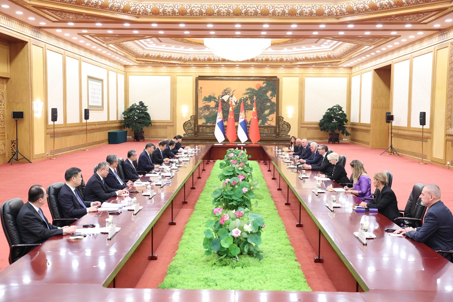 习近平会见塞尔维亚总统武契奇