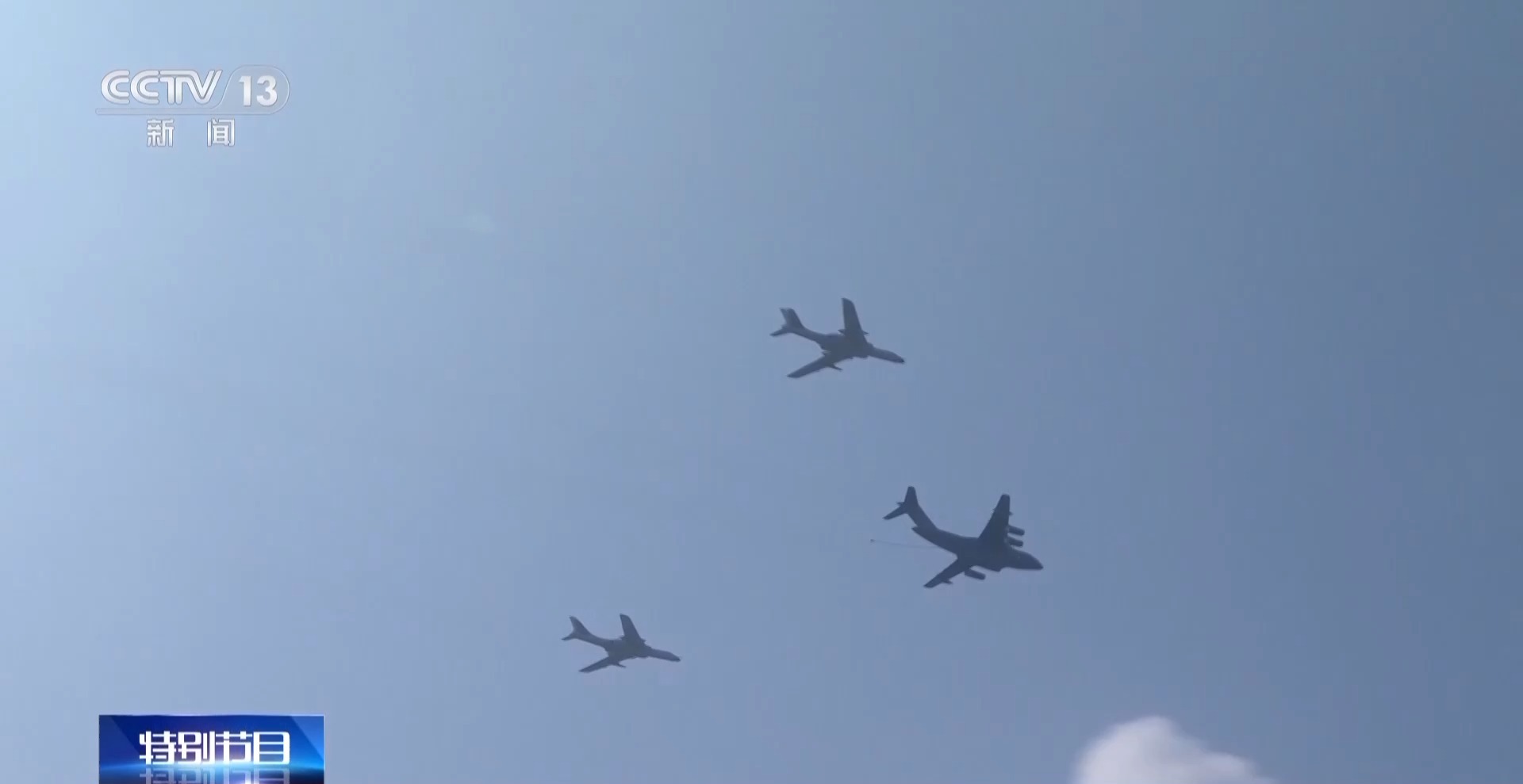 在空中“穿针引线” 空中加油：大国空军的战斗力“倍增器”