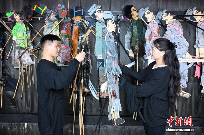 云南皮影戏《腾冲往事》：指尖非遗再现抗战烽火