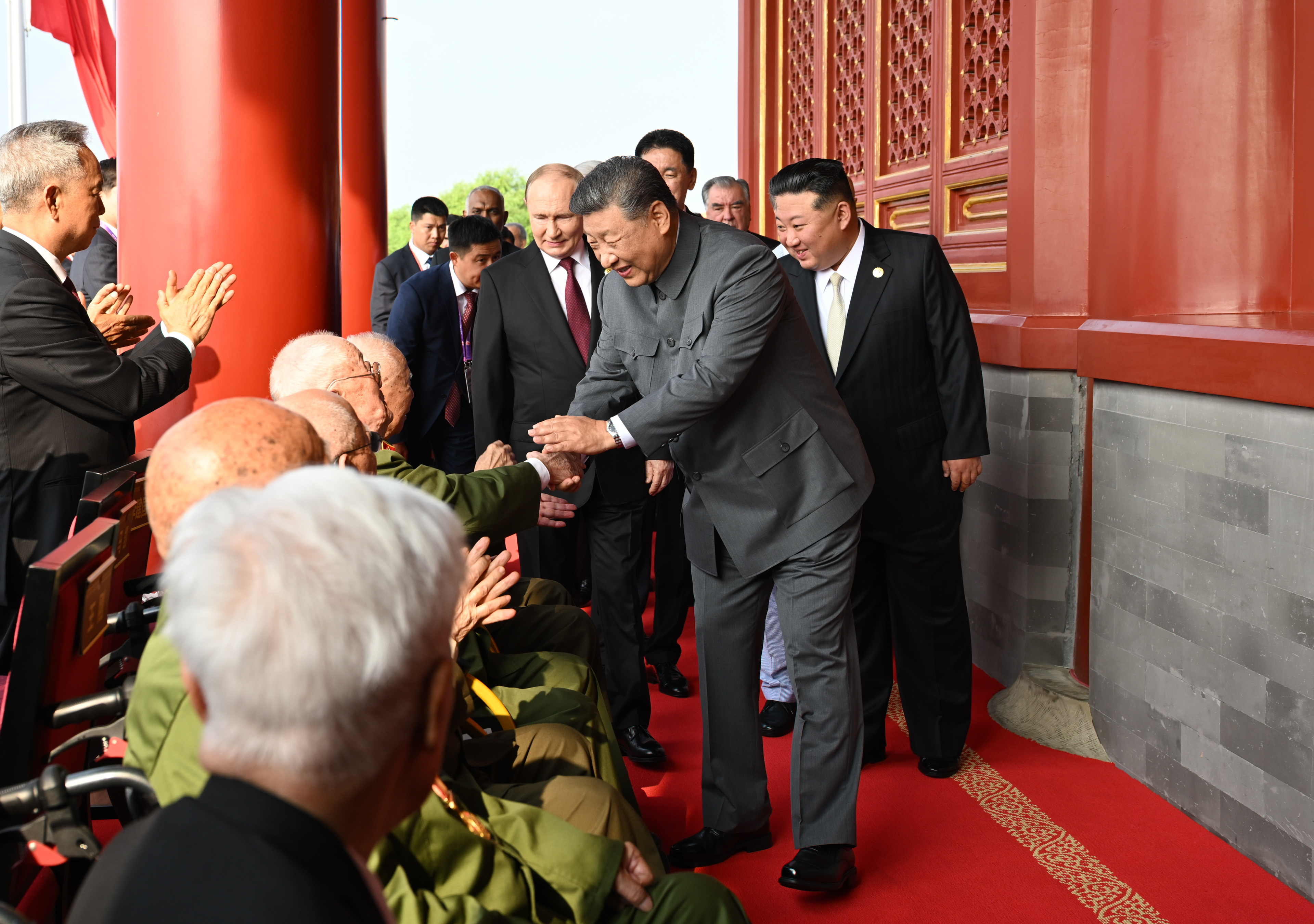 微镜头·习近平总书记同抗战老战士老同志亲切握手 | 这一握，情深意重