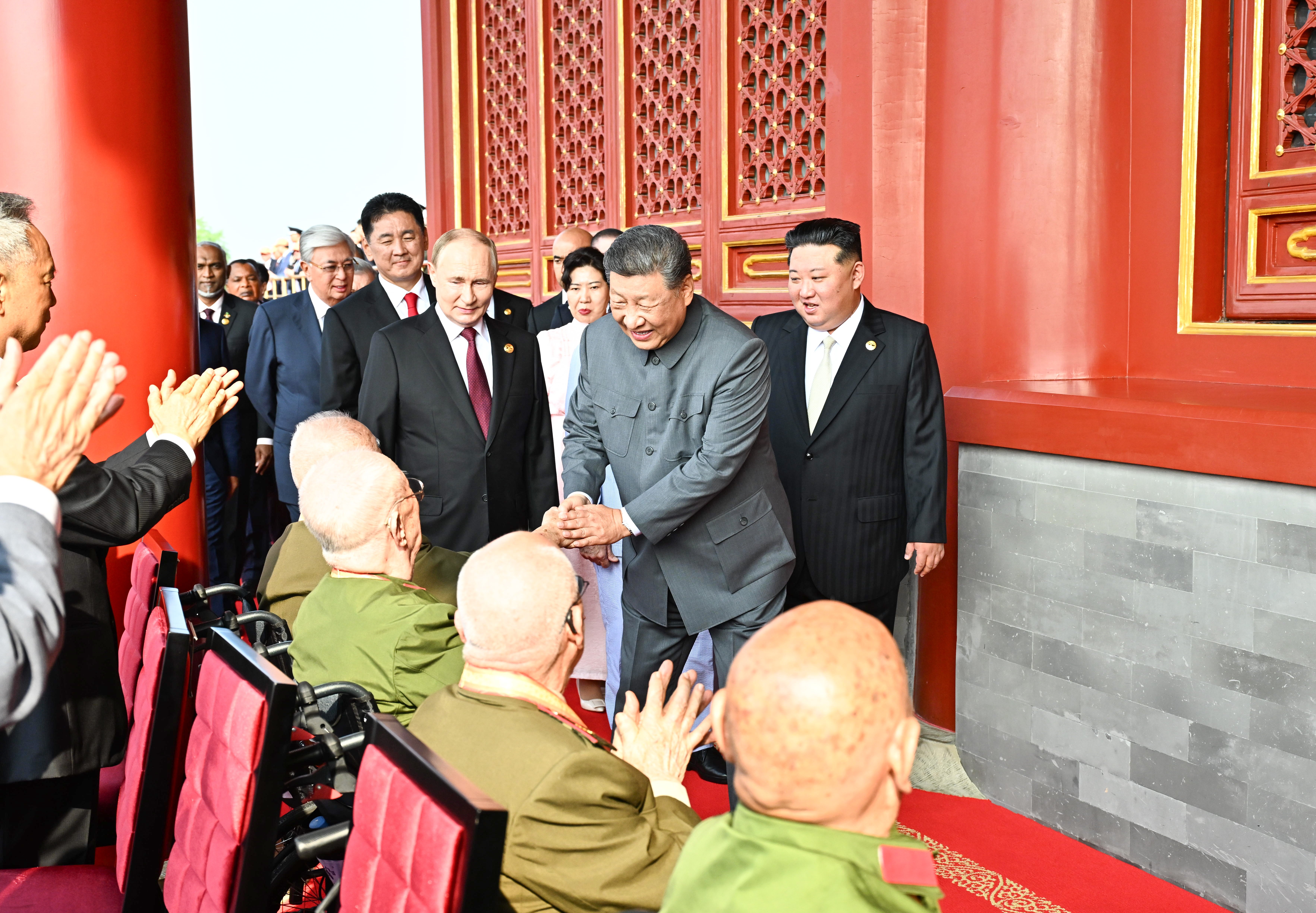 微镜头·习近平总书记同抗战老战士老同志亲切握手 | 这一握，情深意重