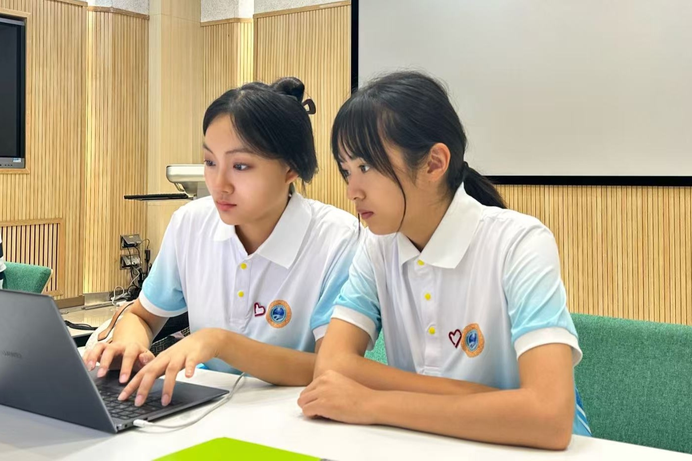 志愿微光汇聚向上力量 青春集结点亮城市之光