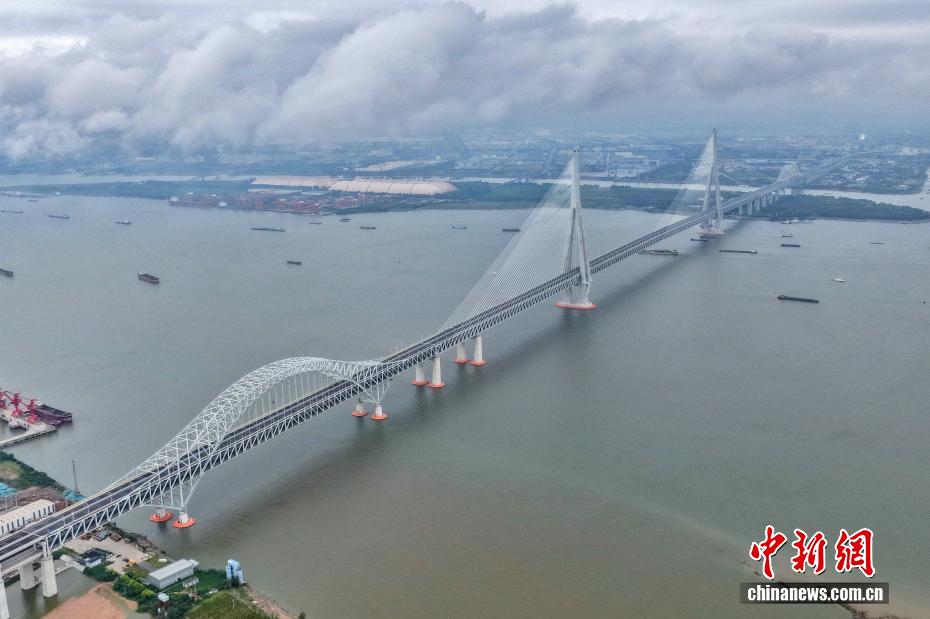 世界最大跨度斜拉桥常泰长江大桥通车