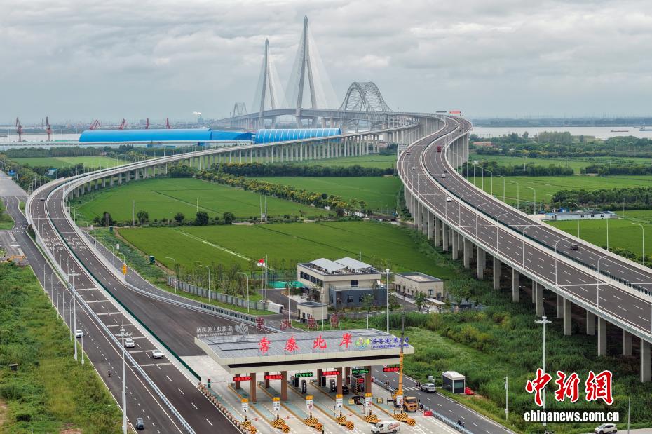 世界最大跨度斜拉桥常泰长江大桥通车