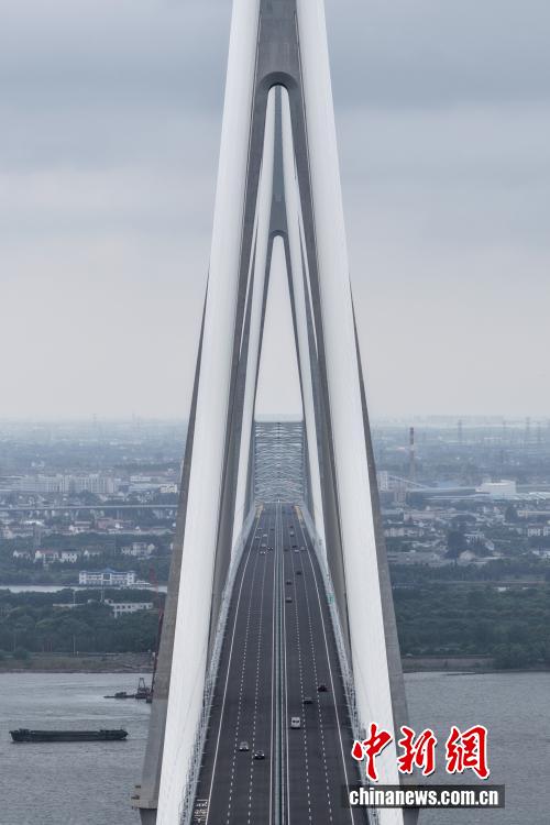 世界最大跨度斜拉桥常泰长江大桥通车