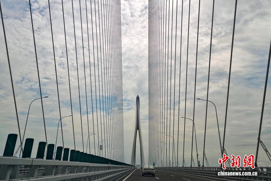 世界最大跨度斜拉桥常泰长江大桥通车